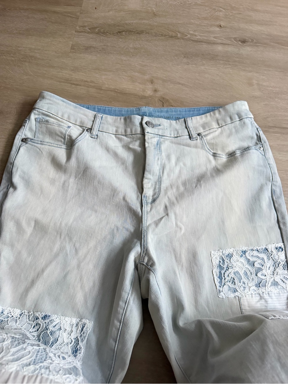 Chico’s So Slimming Girlfriend Ankle Lightwash Patchwork Lace Jeans SZ 2.5 - Picture 4 of 9